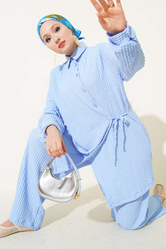 طقم من قطعتين منقوش باللون الأزرق الفاتح