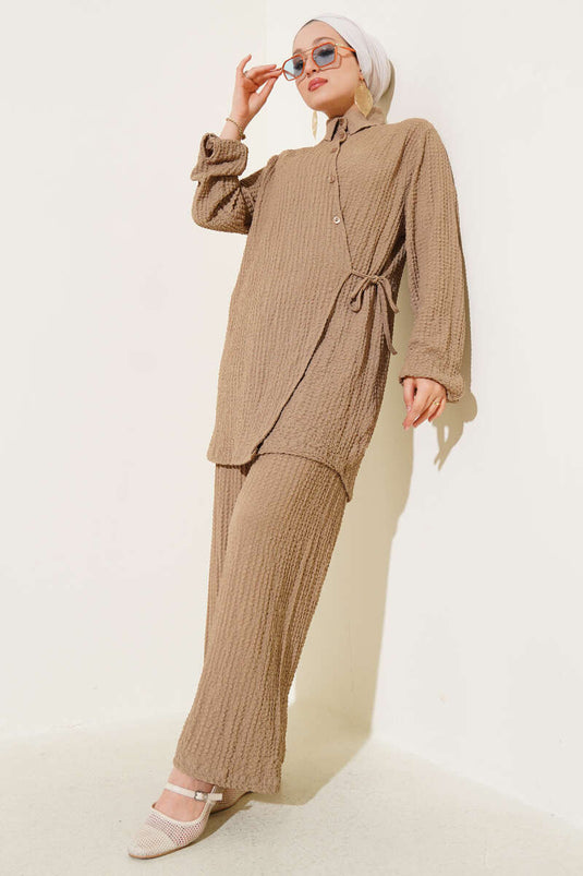 بدلة من قطعتين منقوشة باللون الجملي