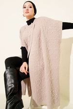 Poncho beige à perles en relief