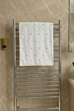 Serviette de bain blanche en velours avec broderie cœur