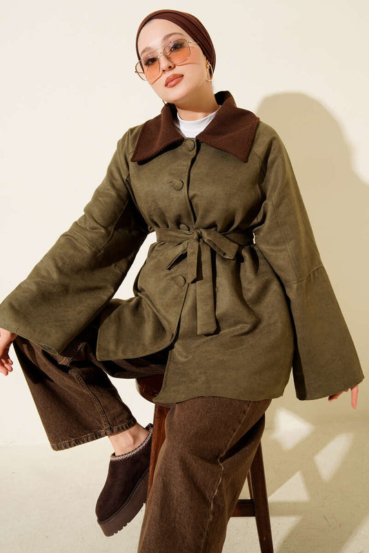 جاكيت من جلد الغزال بحزام وياقة مخملية، لون كاكي