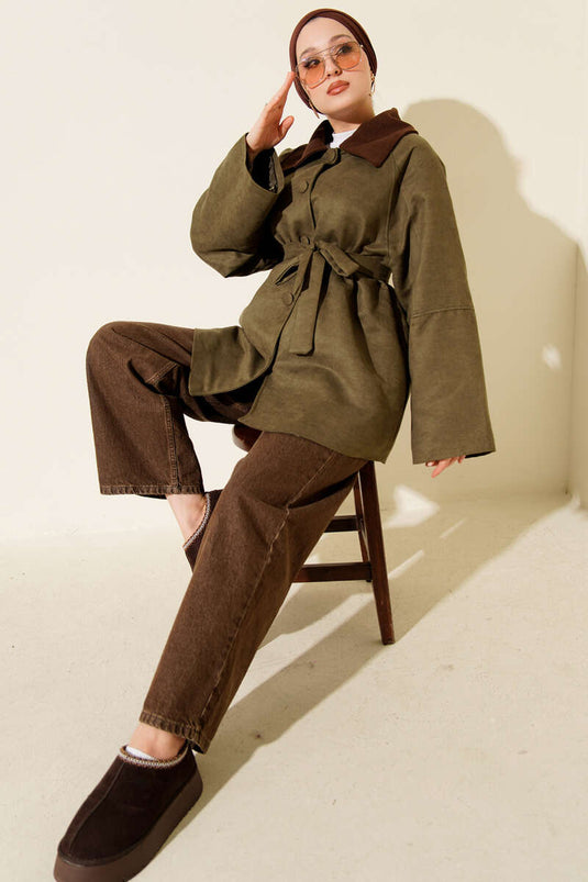 جاكيت من جلد الغزال بحزام وياقة مخملية، لون كاكي