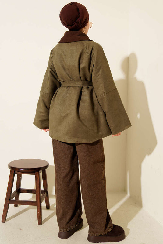 جاكيت من جلد الغزال بحزام وياقة مخملية، لون كاكي