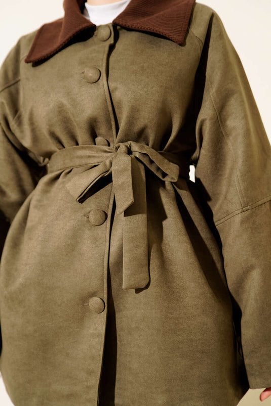 جاكيت من جلد الغزال بحزام وياقة مخملية، لون كاكي