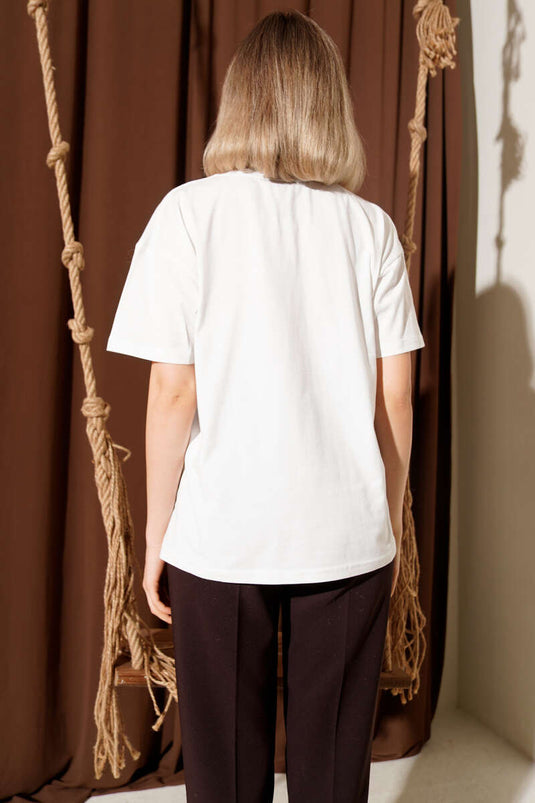 قميص تي شيرت بطبعة شكل امرأة بلون عاجي