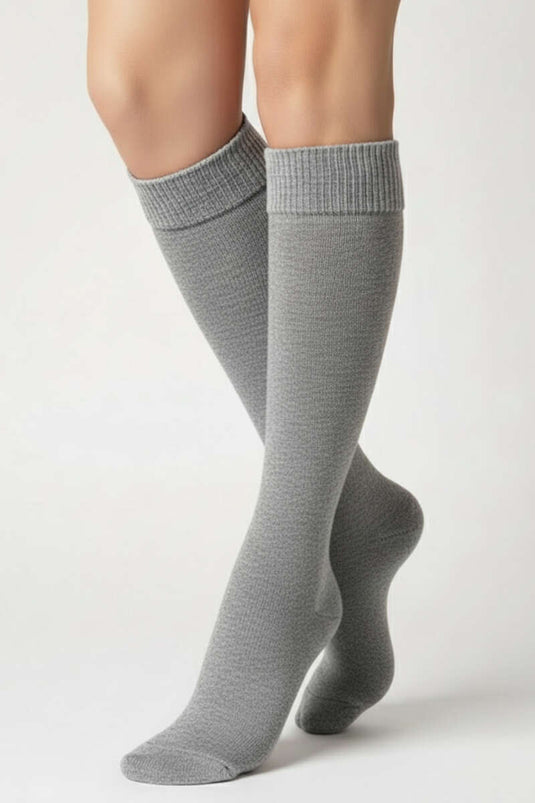 جوارب نسائية من الموهير تصل إلى الركبة، لون رمادي