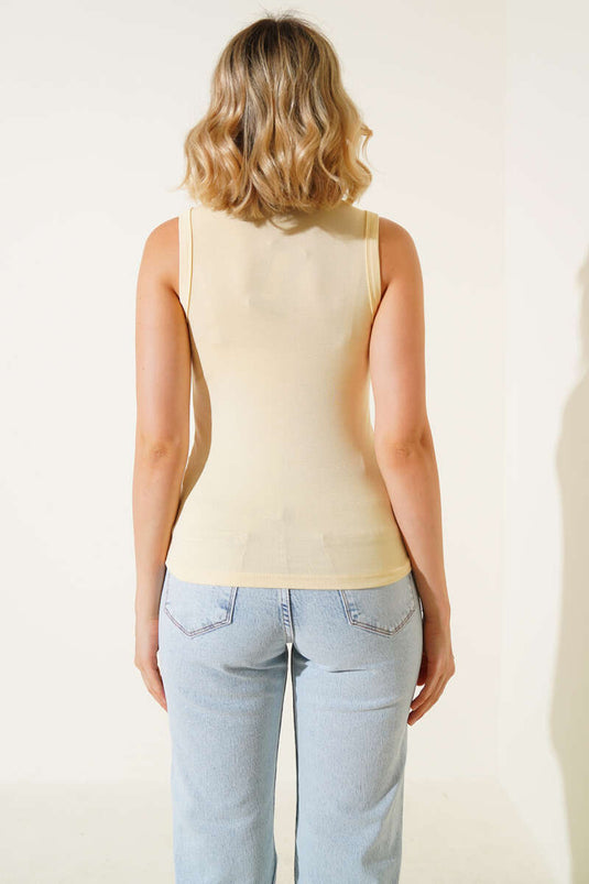 بدلة جسم صفراء اللون بتصميم مشدّ بأشرطة سميكة