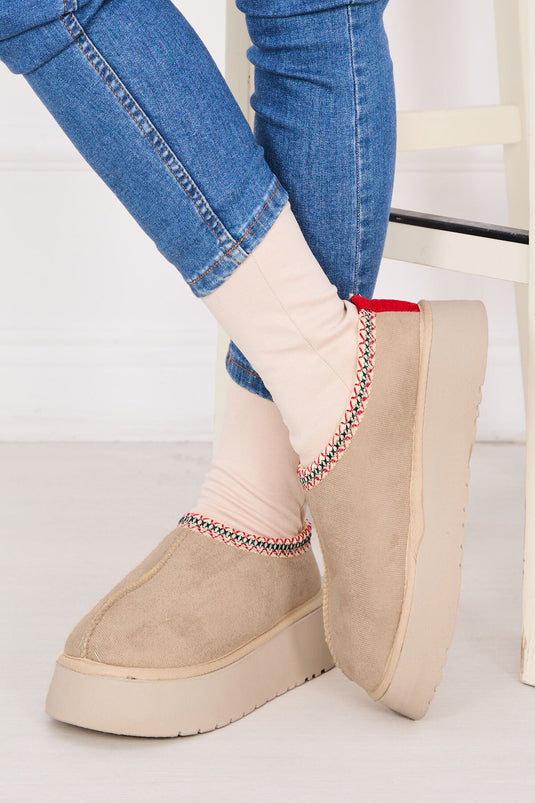 حذاء قصير من الفرو ذو نعل سميك باللون البيج