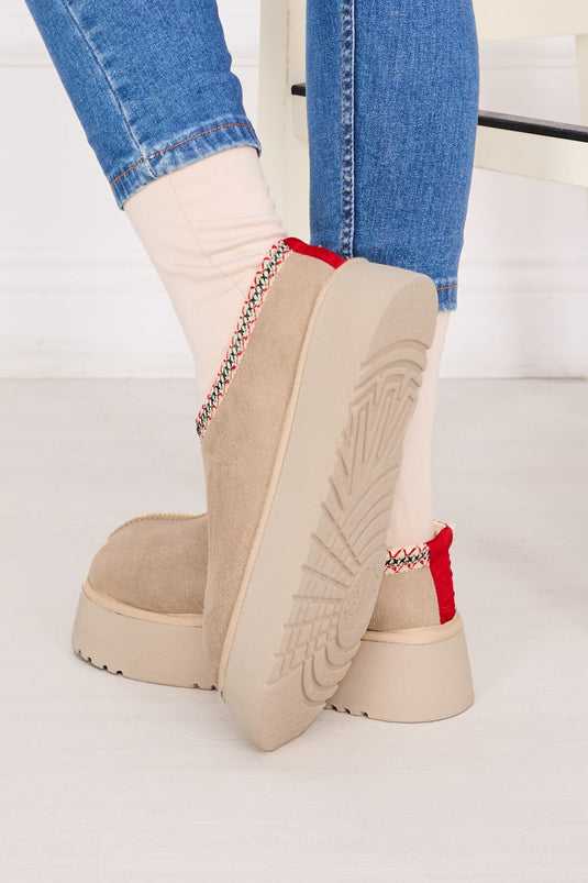 حذاء قصير من الفرو ذو نعل سميك باللون البيج