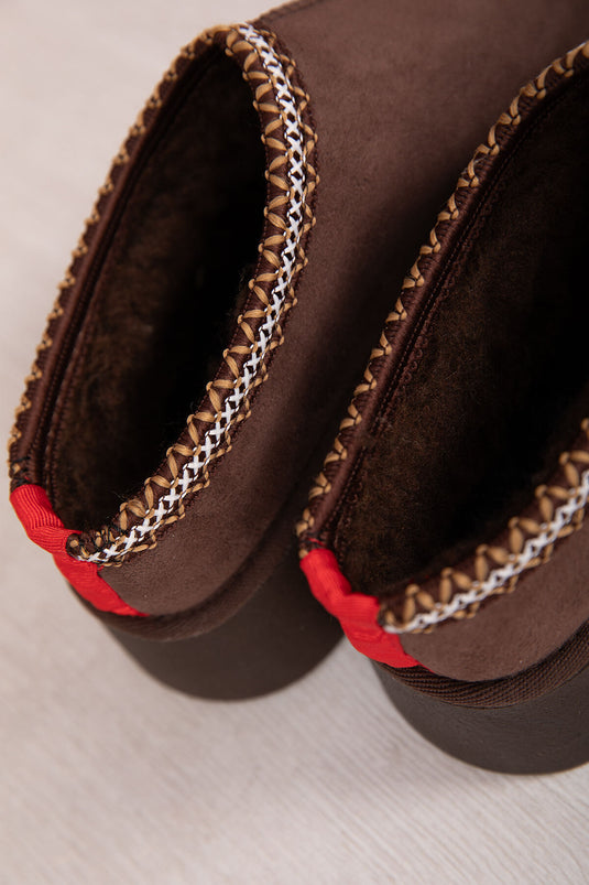 أحذية قصيرة بنية اللون، ذات نعل سميك وبطانة من الفرو.