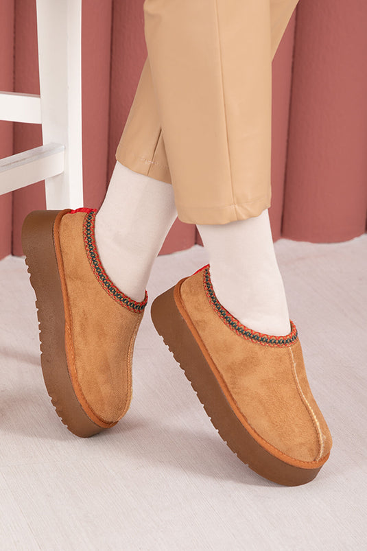 Bottes courtes beiges à semelles épaisses et doublure en fourrure.