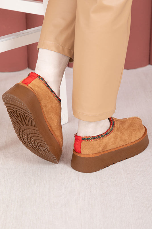 Bottes courtes beiges à semelles épaisses et doublure en fourrure.