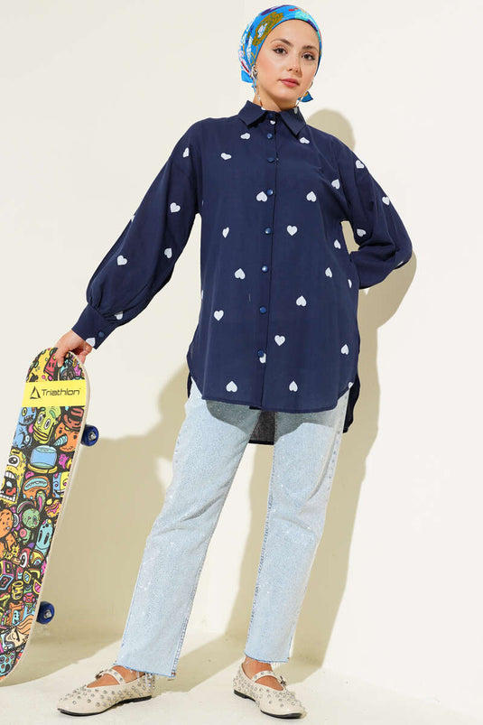 قميص كتان مطبوع عليه قلب أزرق داكن