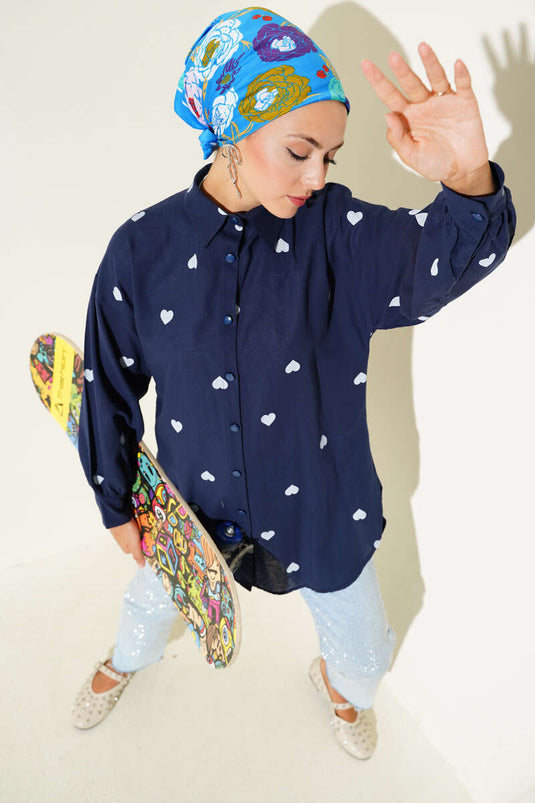 قميص كتان مطبوع عليه قلب أزرق داكن