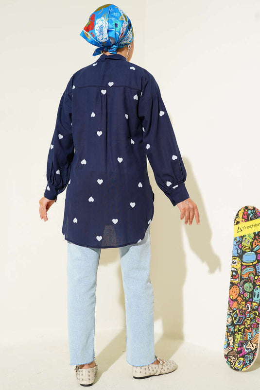 قميص كتان مطبوع عليه قلب أزرق داكن