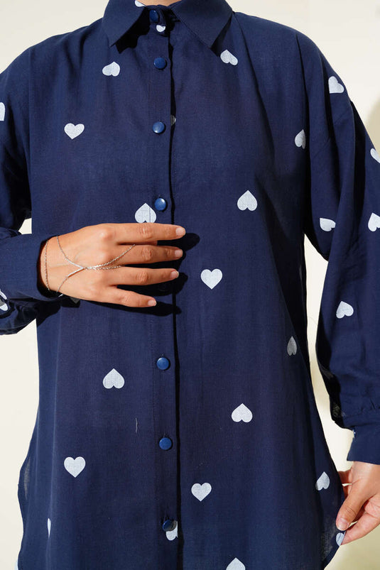 قميص كتان مطبوع عليه قلب أزرق داكن