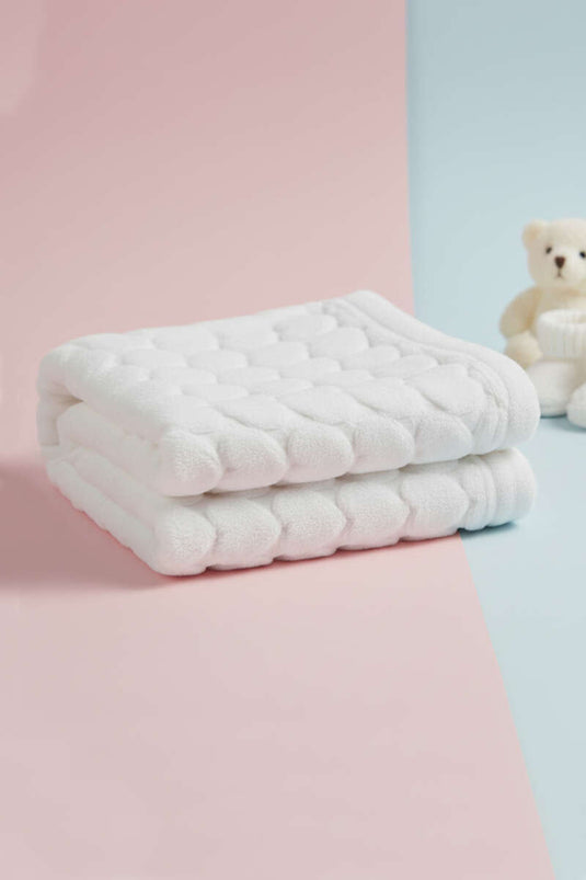 بطانية أطفال بيضاء بنقشة قلوب