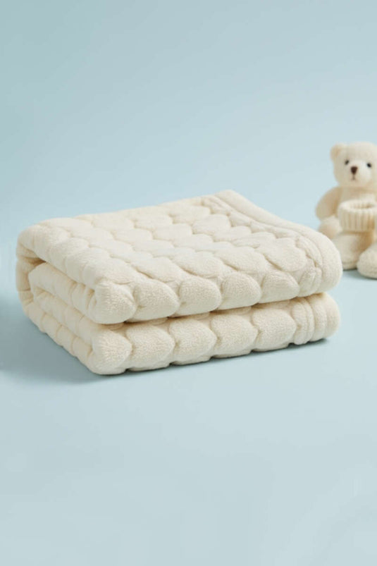 بطانية أطفال بنقشة قلوب، لون أبيض كريمي