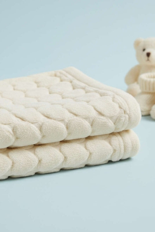 بطانية أطفال بنقشة قلوب، لون أبيض كريمي