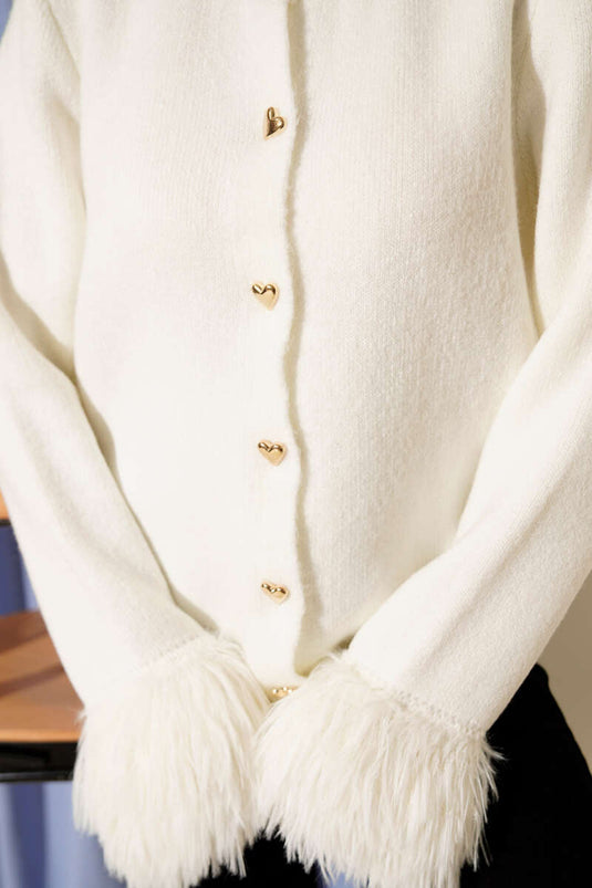 كارديجان محبوك مزين بالفرو مع أزرار على شكل قلب عند المعصم، لون بيج فاتح