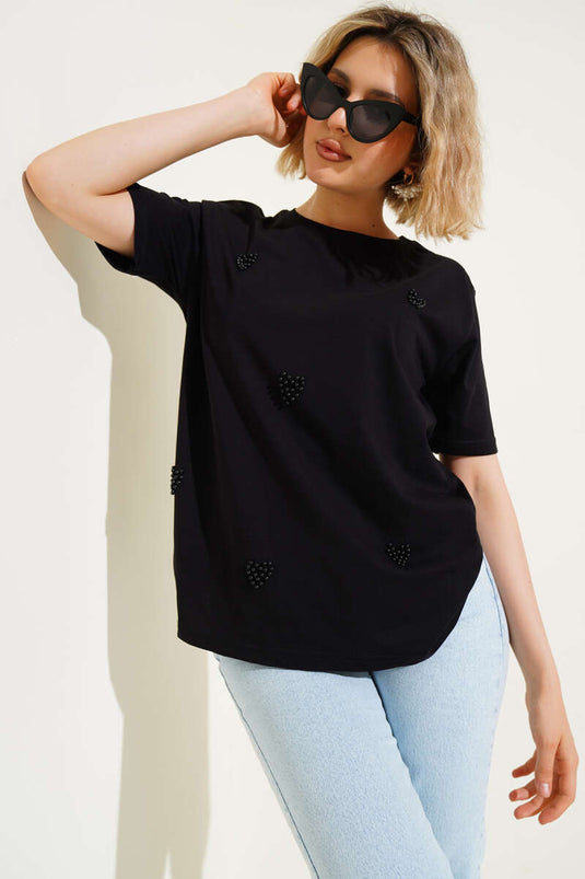 T-shirt noir à motif cœur et perle