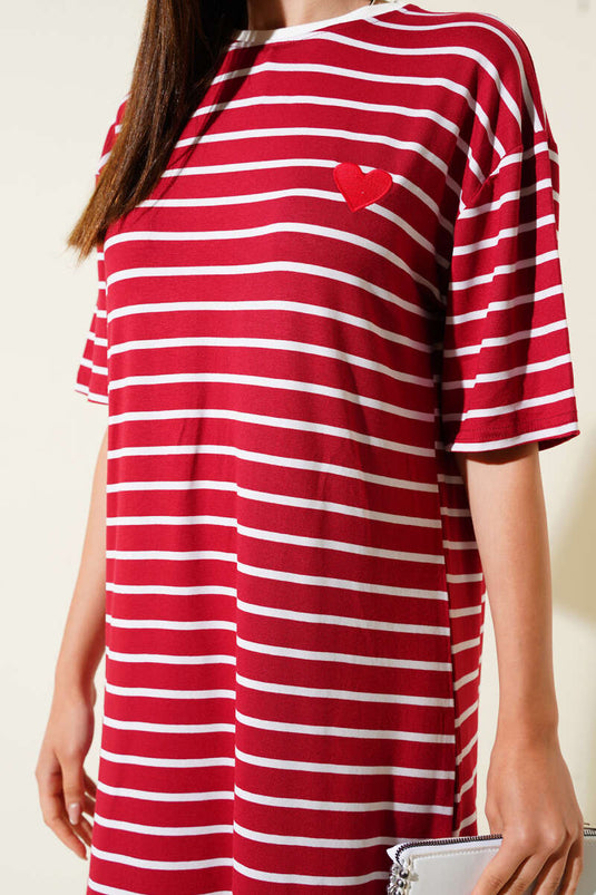 Robe rayée bordeaux brodée de cœurs