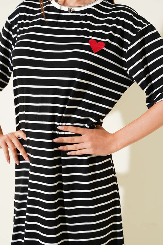 Robe rayée noire brodée de cœurs