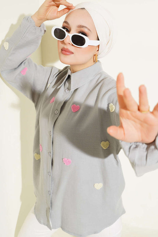 Chemise en lin gris brodée de cœurs