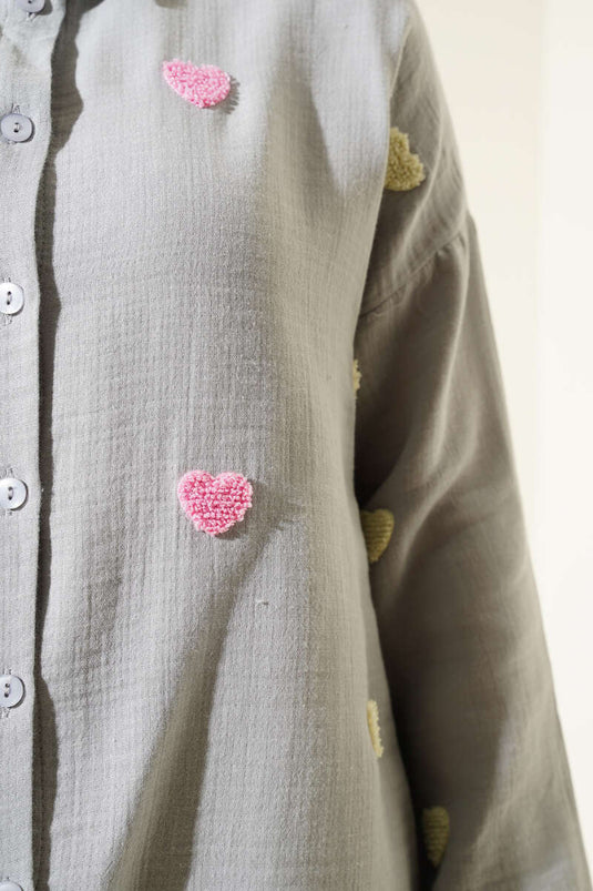 Chemise en lin gris brodée de cœurs