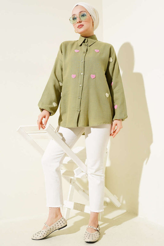 Chemise en lin kaki brodée de cœurs