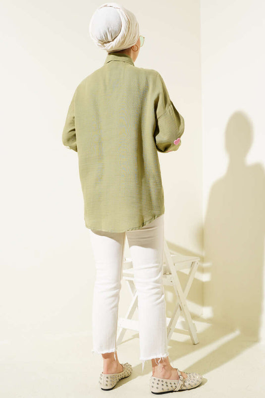 Chemise en lin kaki brodée de cœurs