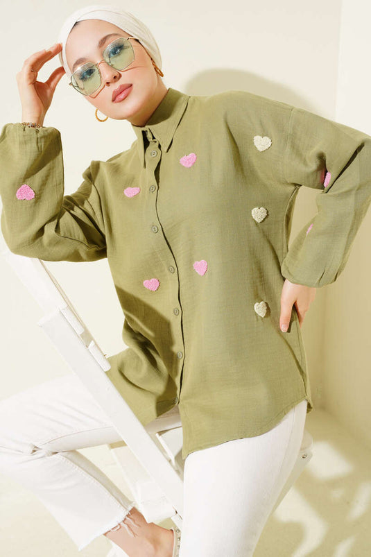 Chemise en lin kaki brodée de cœurs