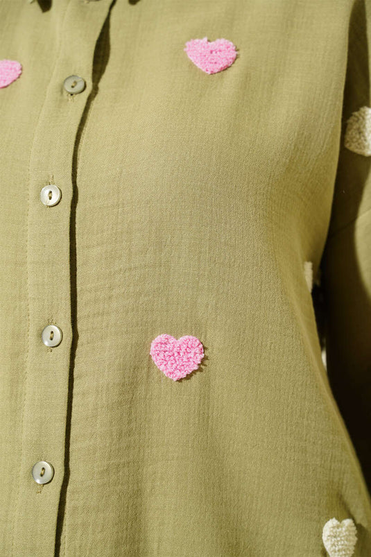 Chemise en lin kaki brodée de cœurs