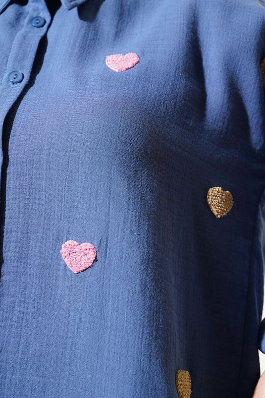 Chemise en lin bleu marine brodée de cœurs