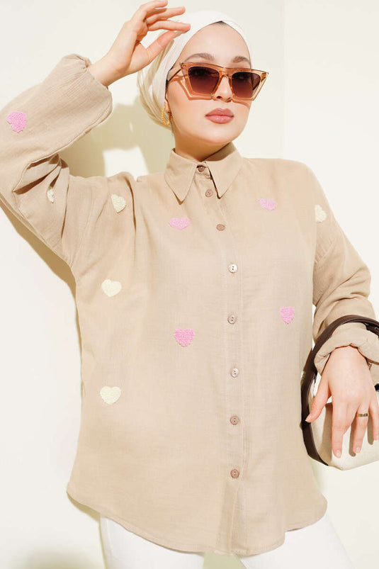 Chemise en lin brodée de cœurs, couleur latte