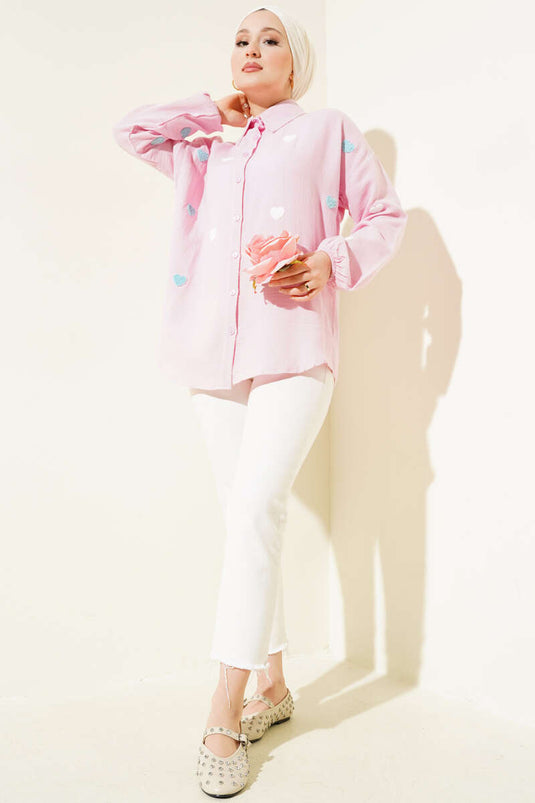 Chemise en lin rose brodée de cœurs