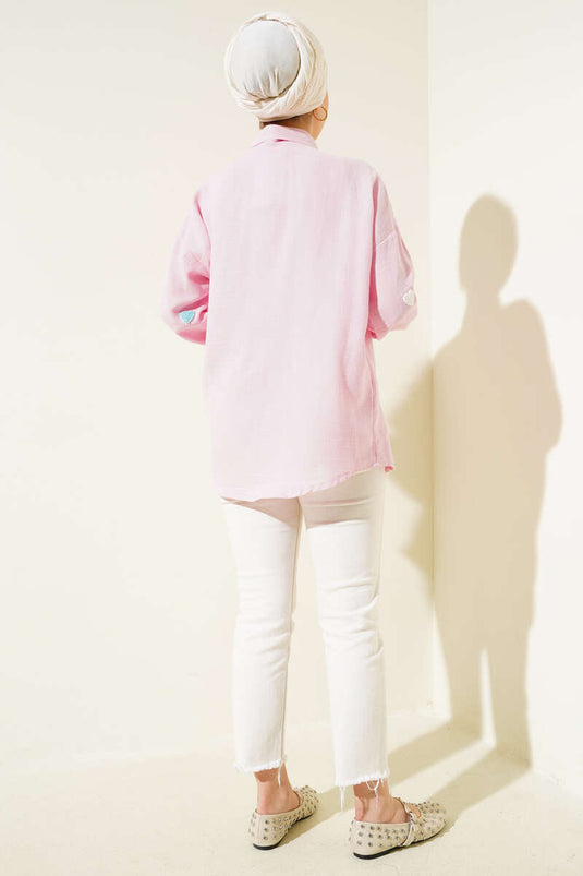 Chemise en lin rose brodée de cœurs