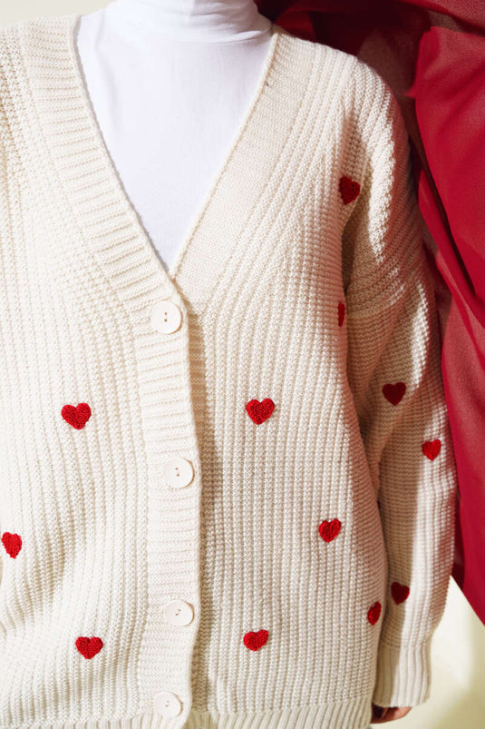 Cardigan beige en maille brodée de cœurs