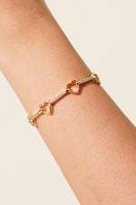 Bracelet or orné de pierres de cœur