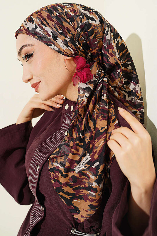 وشاح ناعم بنقشة تمويه باللون أسود لاتيه