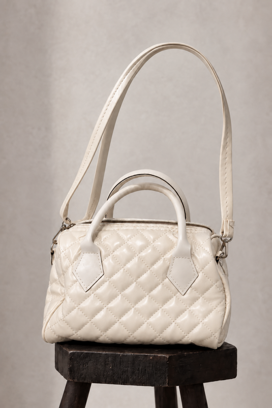 Bolso De Hombro Acolchado En Crema Con Diseño Capitoné
