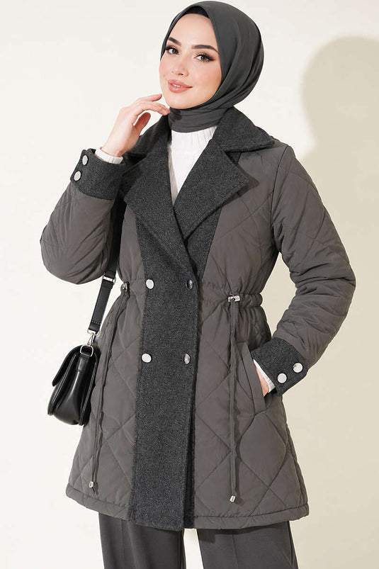 Manteau Gris À Col Croisé Avec Détails Matelassés