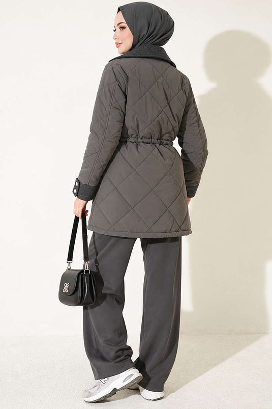 Manteau Gris À Col Croisé Avec Détails Matelassés