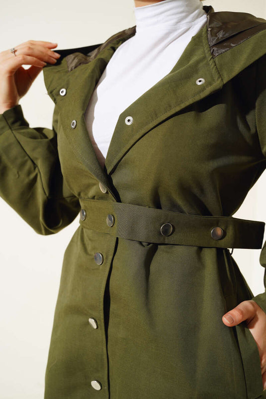 Kurzer Trenchcoat mit Kapuze und Druckknöpfen in Khaki