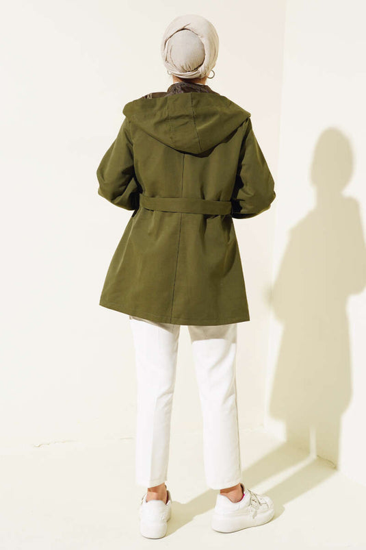 Kurzer Trenchcoat mit Kapuze und Druckknöpfen in Khaki