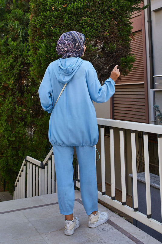 بدلة من قطعتين بغطاء رأس وأزرار باللون الأزرق الفاتح