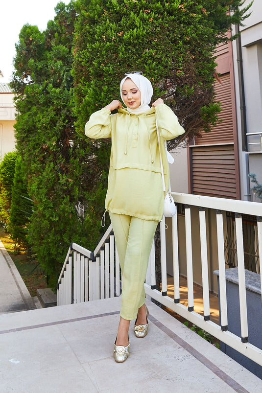 بدلة مكونة من قطعتين بغطاء رأس وأزرار باللون الأخضر الزيتي