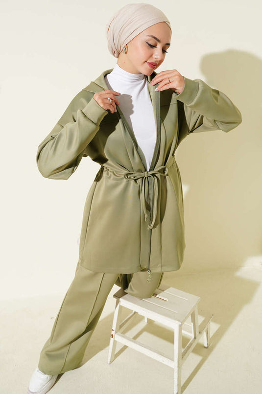 طقم مكون من قطعتين بغطاء للرأس وربطة على الخصر باللون الأخضر اللوزي