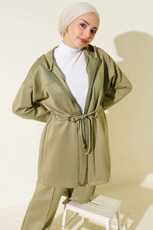 طقم مكون من قطعتين بغطاء للرأس وربطة على الخصر باللون الأخضر اللوزي