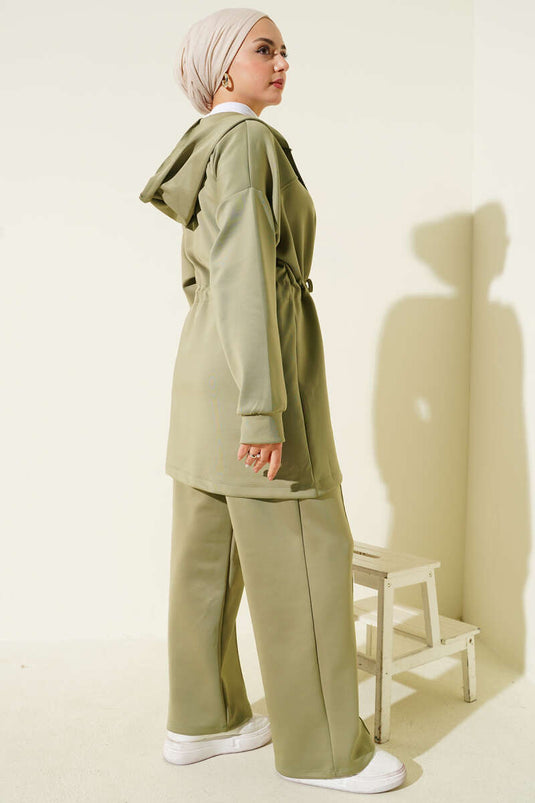 طقم مكون من قطعتين بغطاء للرأس وربطة على الخصر باللون الأخضر اللوزي